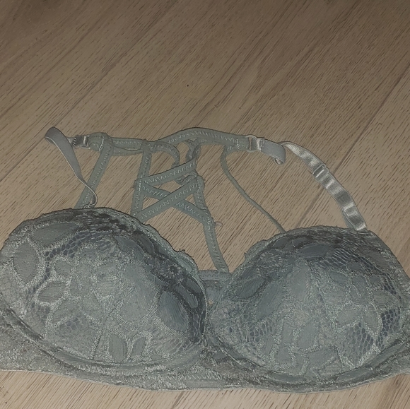 Bras - Picture 8 of 9